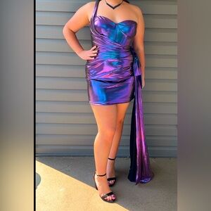Gently used homecoming dress. Only worn once. Purchased Sept 2024